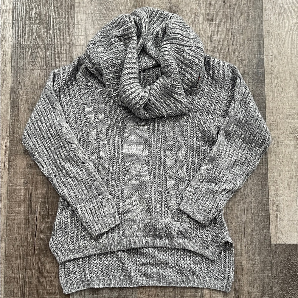 CABLE KNIT SWEATER